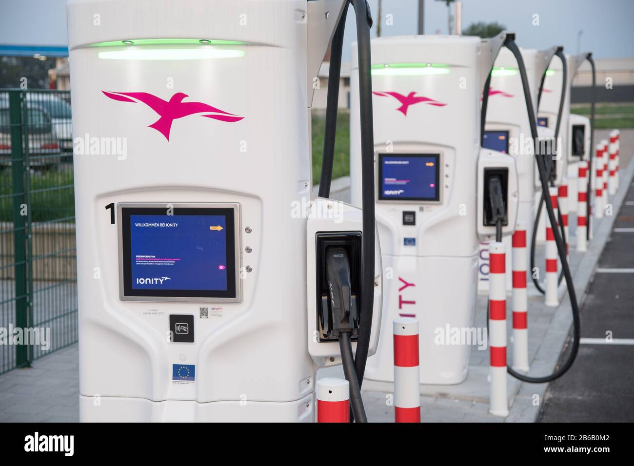 Station De Charge De Véhicules Électriques Sur Bundesautobahn 9, Allemagne. 25 Août 2019 © Wojciech Strozyk / Alay Stock Photo Banque D'Images