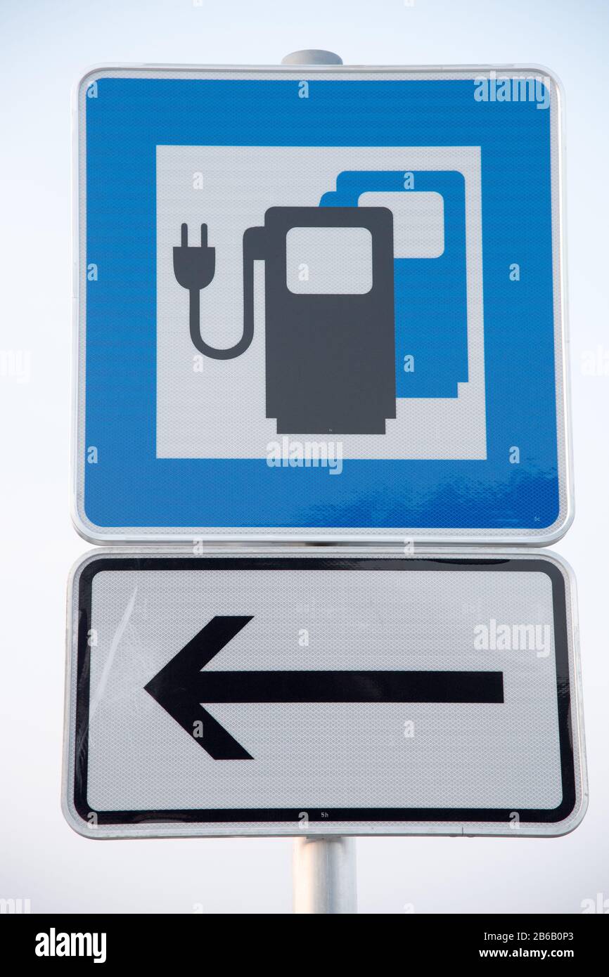 Station De Charge De Véhicules Électriques Sur Bundesautobahn 9, Allemagne. 25 Août 2019 © Wojciech Strozyk / Alay Stock Photo Banque D'Images