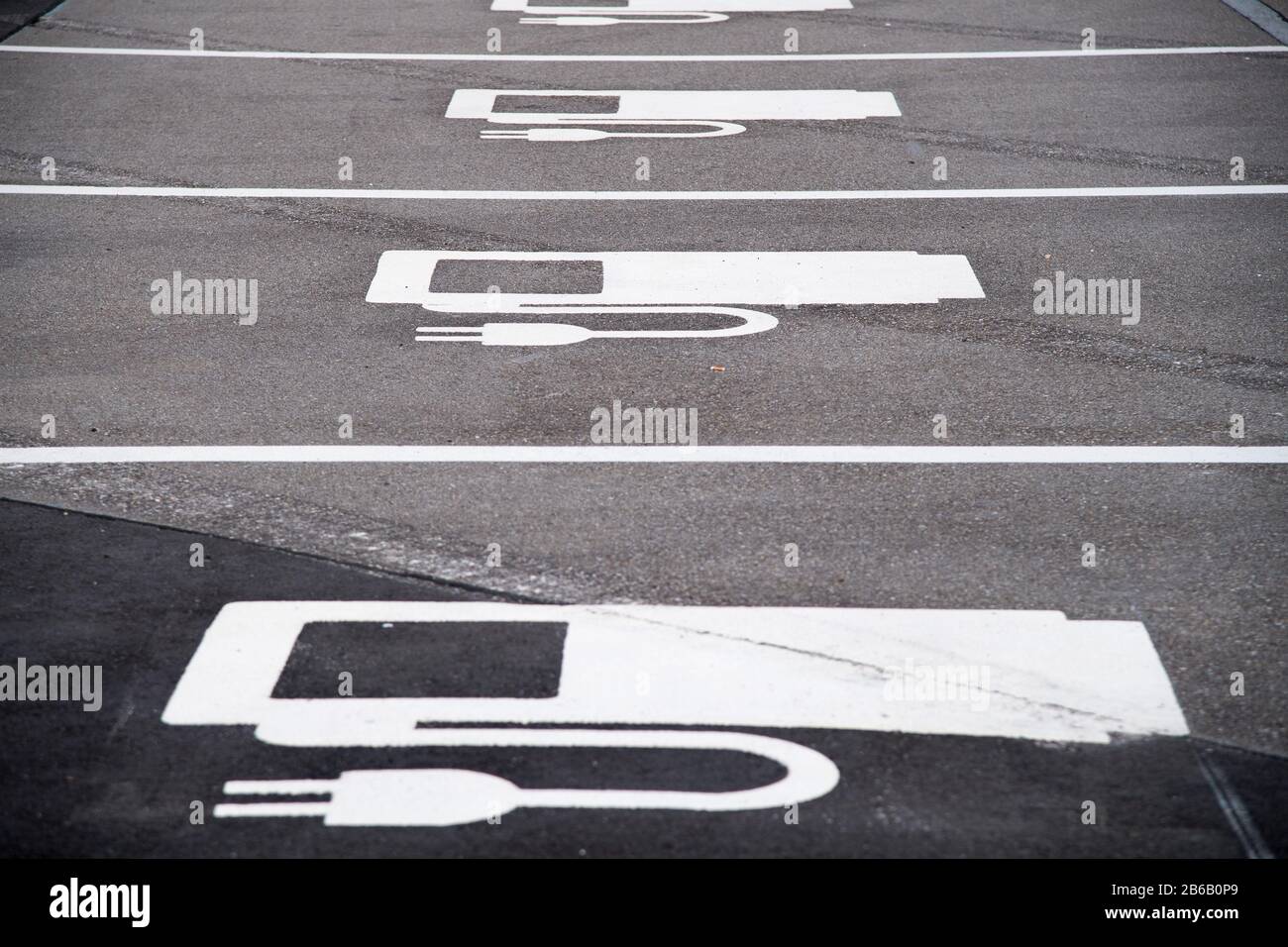 Station De Charge De Véhicules Électriques Sur Bundesautobahn 9, Allemagne. 25 Août 2019 © Wojciech Strozyk / Alay Stock Photo Banque D'Images