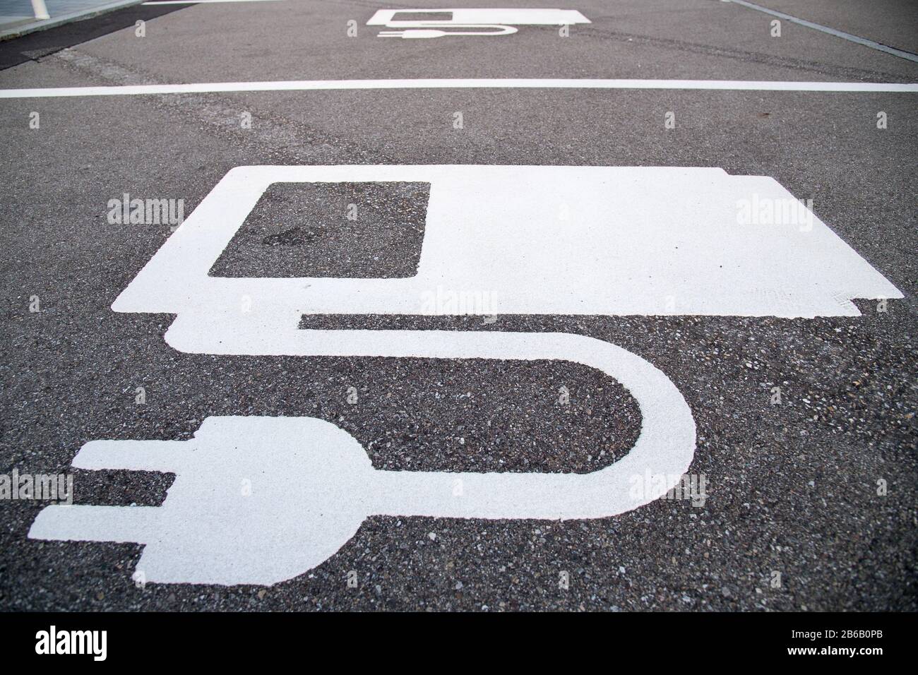 Station De Charge De Véhicules Électriques Sur Bundesautobahn 9, Allemagne. 25 Août 2019 © Wojciech Strozyk / Alay Stock Photo Banque D'Images