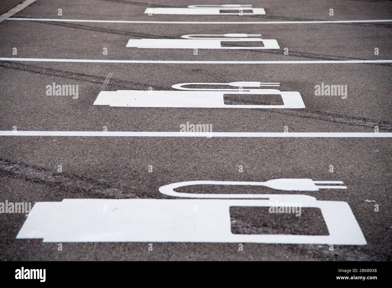 Station De Charge De Véhicules Électriques Sur Bundesautobahn 9, Allemagne. 25 Août 2019 © Wojciech Strozyk / Alay Stock Photo Banque D'Images