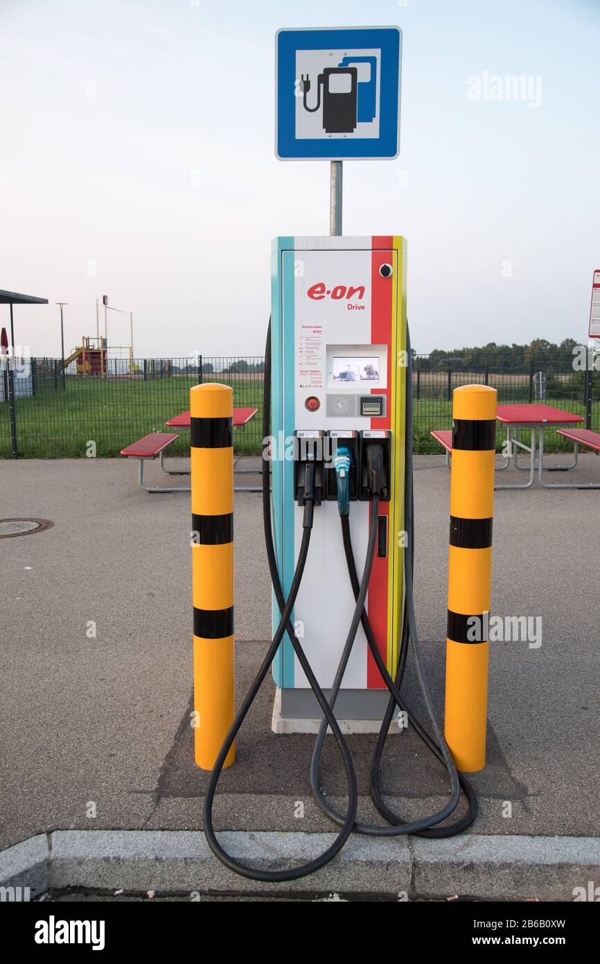 Station De Charge De Véhicules Électriques Sur Bundesautobahn 9, Allemagne. 25 Août 2019 © Wojciech Strozyk / Alay Stock Photo Banque D'Images