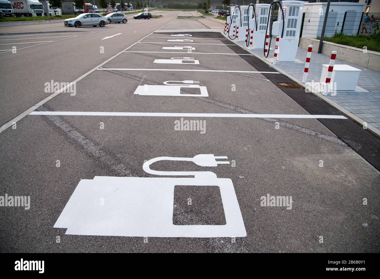 Station De Charge De Véhicules Électriques Sur Bundesautobahn 9, Allemagne. 25 Août 2019 © Wojciech Strozyk / Alay Stock Photo Banque D'Images