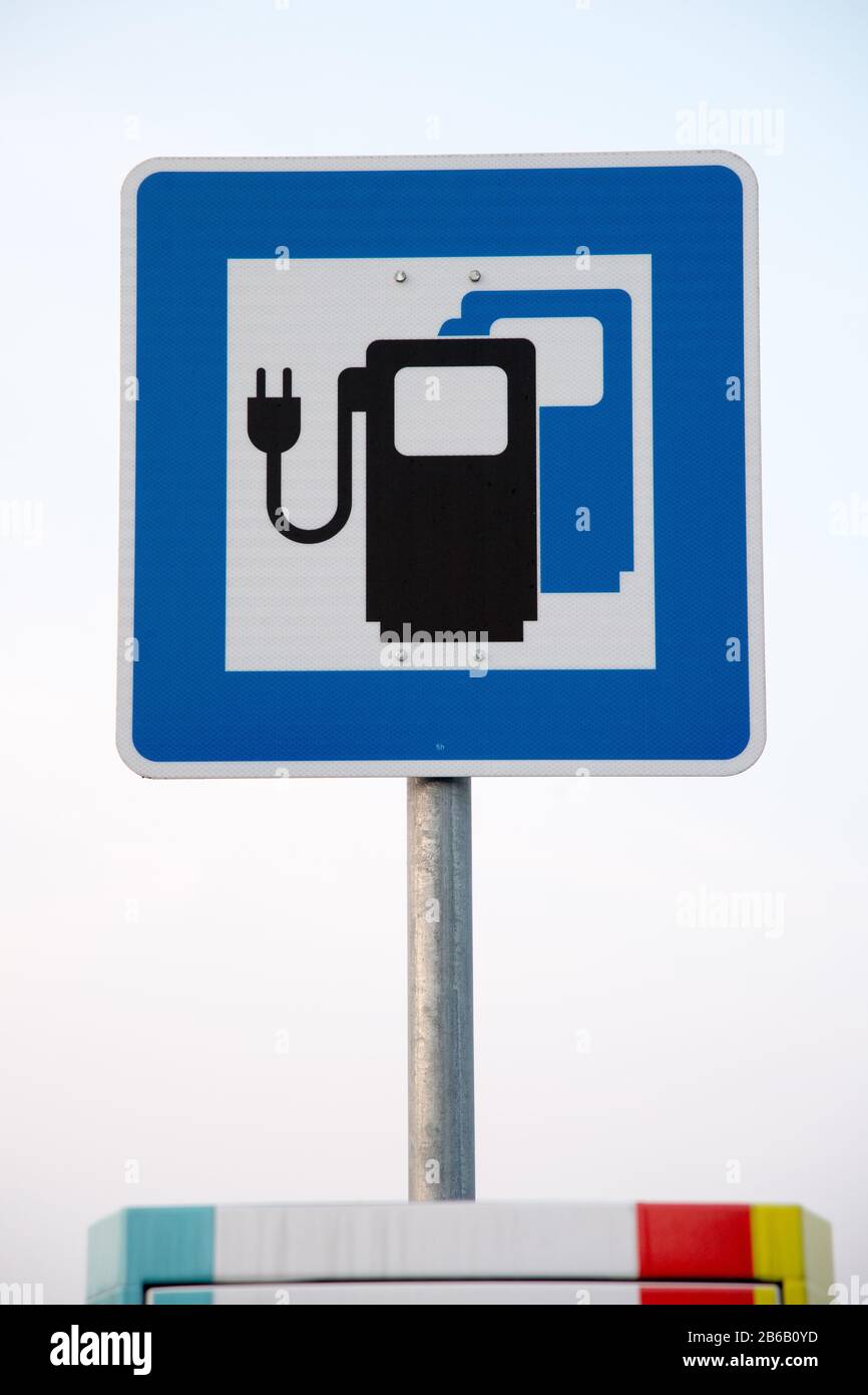 Station De Charge De Véhicules Électriques Sur Bundesautobahn 9, Allemagne. 25 Août 2019 © Wojciech Strozyk / Alay Stock Photo Banque D'Images