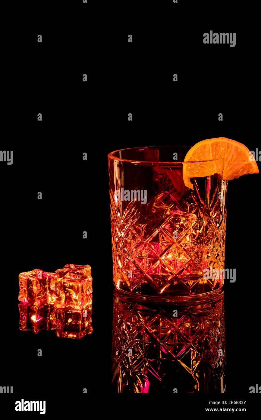Un cliché en verre Whisky en studio avec des gels de couleur Banque D'Images