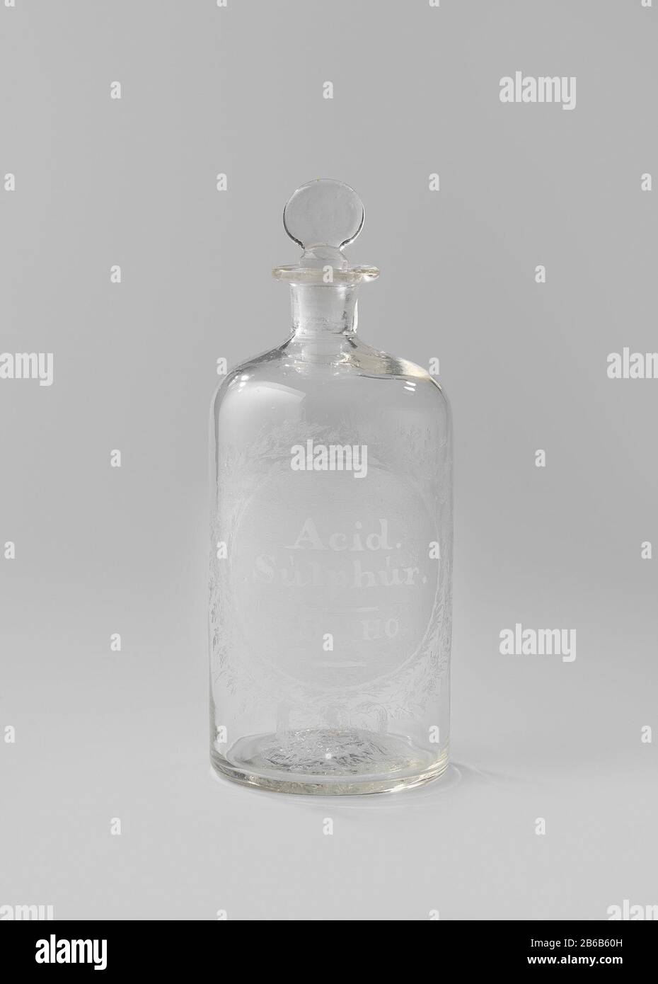 Bouteille de pharmaciens avec bouchon Licht ingestoken ziel. Cylindervormige lichaam met afgeronde schouder. Korte hals met platte, uitkragende rand. Arrêt Platte. Op het lichaam een ovaal, geëtst en gegraveerd medaillon, ompaire porte bloemranken en een strik aan de onderzijde. In het medaillon zijn uitgespaard de latijnse namen Acid. S lph r. - SO3HO. Op de hals het monogramme DC. Fabricant : glasblazer: Anoniemglasgraveur: Daniël H. de CastroPlaats fabrication: Glasblazer: Noordwest-Europaglgraveur: Amsterdam Dating: CA. 1850 - en de voor 1863 kenmerken physique: Helder, kleurloos glas met diama Banque D'Images
