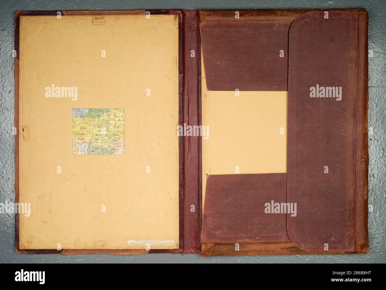 Ancien dossier de stockage pliable pour un portefeuille de tirages papier/cartes/conceptions par exemple. Banque D'Images