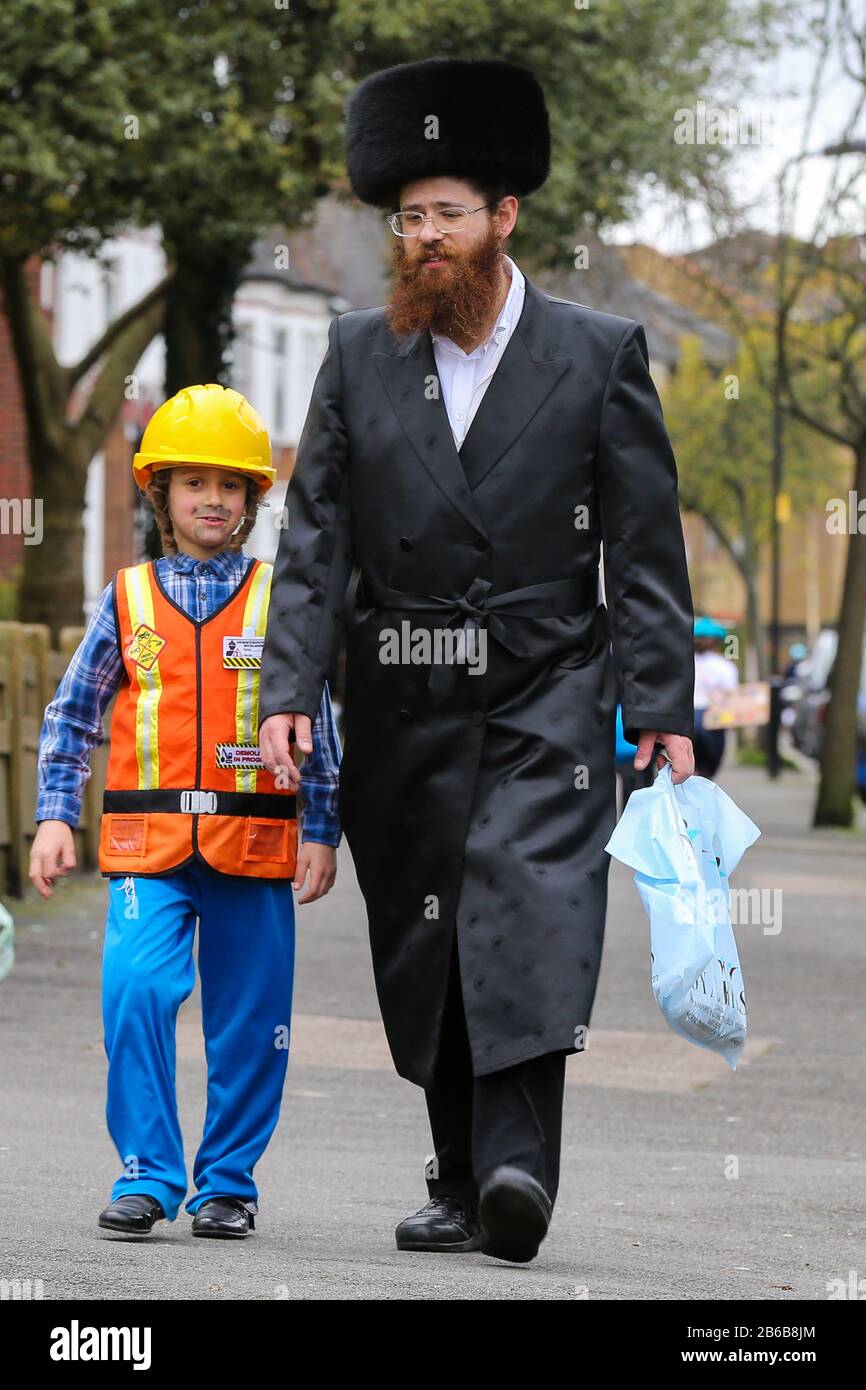 Un enfant juif orthodoxe vêtu d'une tenue « Bob Le constructeur » pendant  l'événement.les membres de la communauté juive orthodoxe célèbrent le  festival de Purim avec des défilés de rue et des