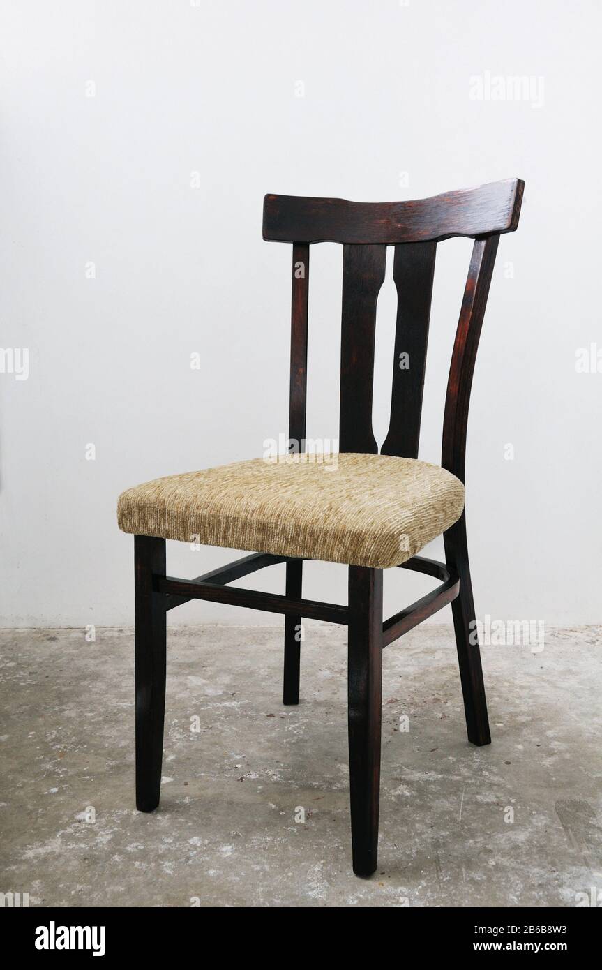 Ancienne chaise après la restauration, isolée sur un fond blanc Photo Stock  - Alamy