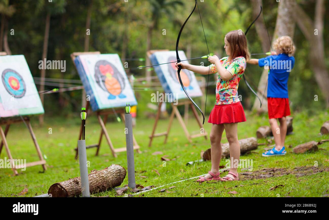 Archery kids Banque de photographies et d'images à haute résolution - Alamy