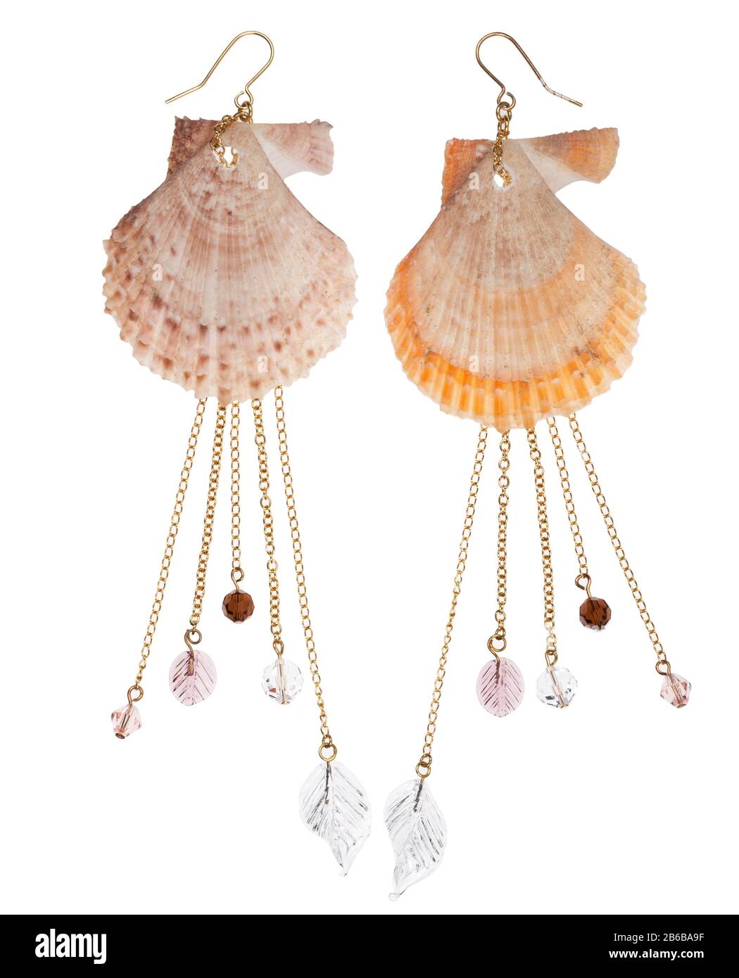 Boucles d'oreilles en coquillages de mer avec perles de verre colorées. Banque D'Images