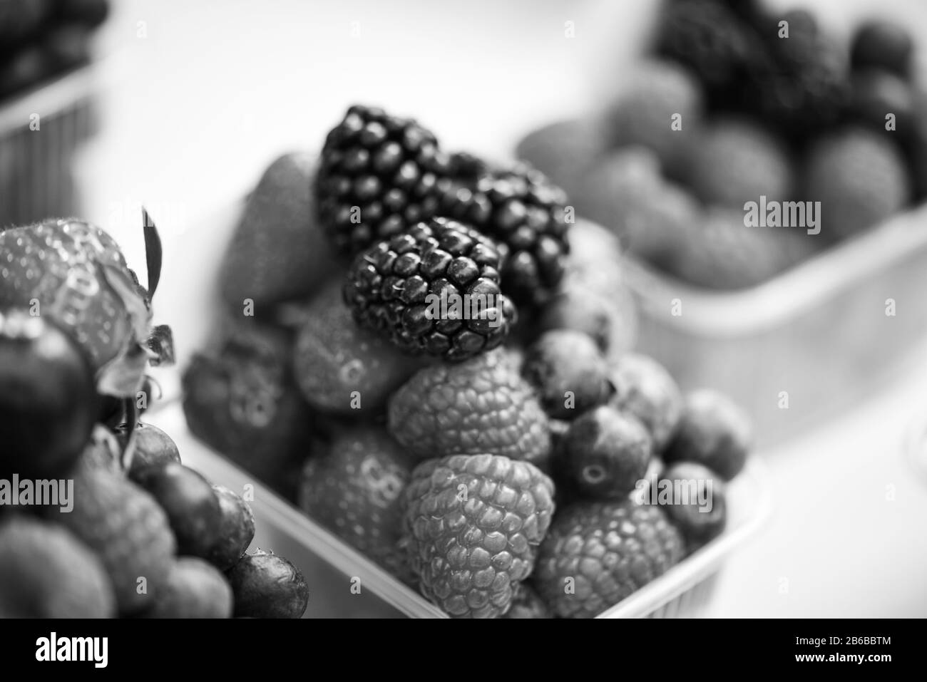baies fraîches gros plan - fraises, bleuets, baies rouges, framboises, baies noires Banque D'Images
