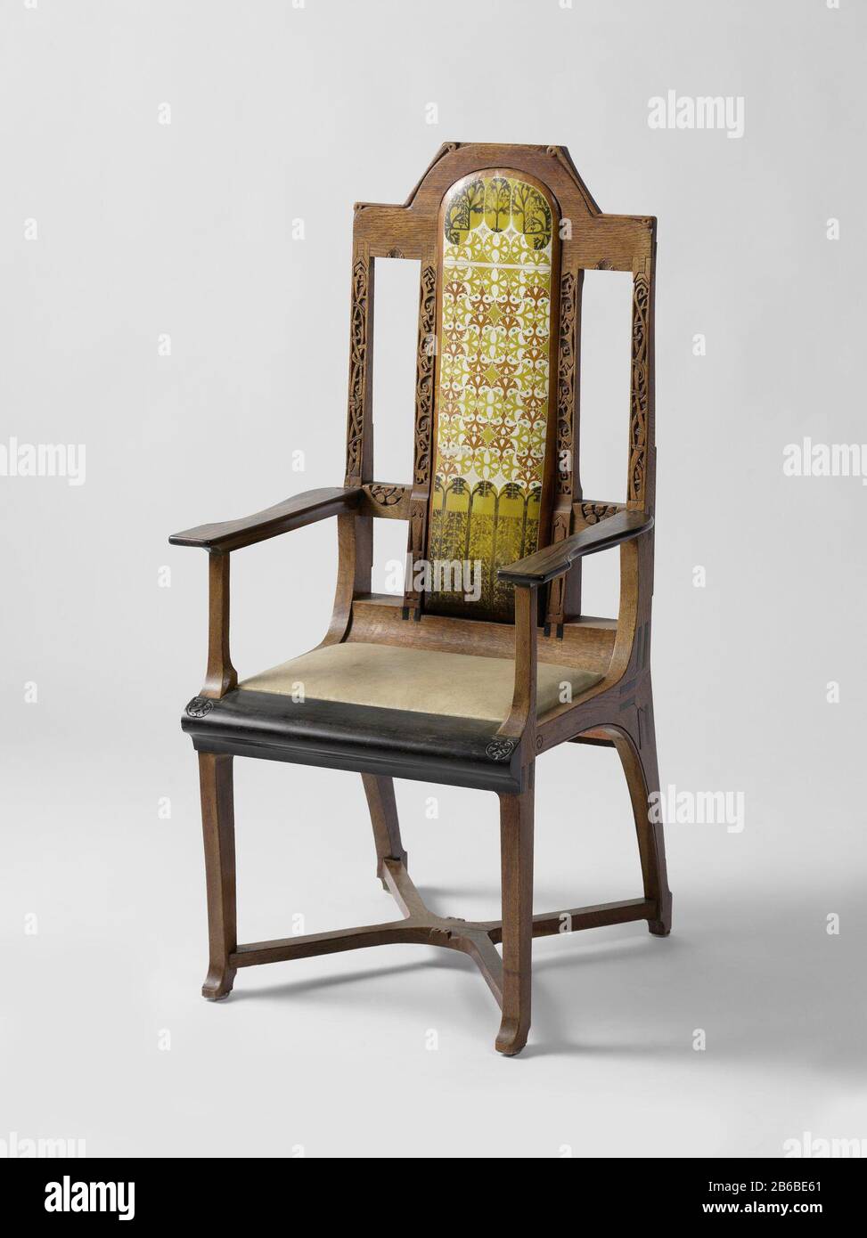 Fauteuil, doublé de parchemin batik Armstoel van eikenhout en ebbenhout , bekleed met gebatikt perkament. Fabricant : onwerper: Carel Adolph Lion CachetPlaats fabrication: Nederland Dating: CA. 1900 matériau: Eikenhout ebbenhout perkament Techniek: Batik Dimensions: H 118,5 cm. × b 57,0 cm. × d 61,0 cm. × g 15,8 kg Banque D'Images