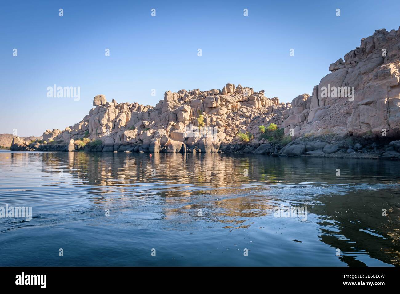 Une île rocheuse au milieu du Nil Banque D'Images