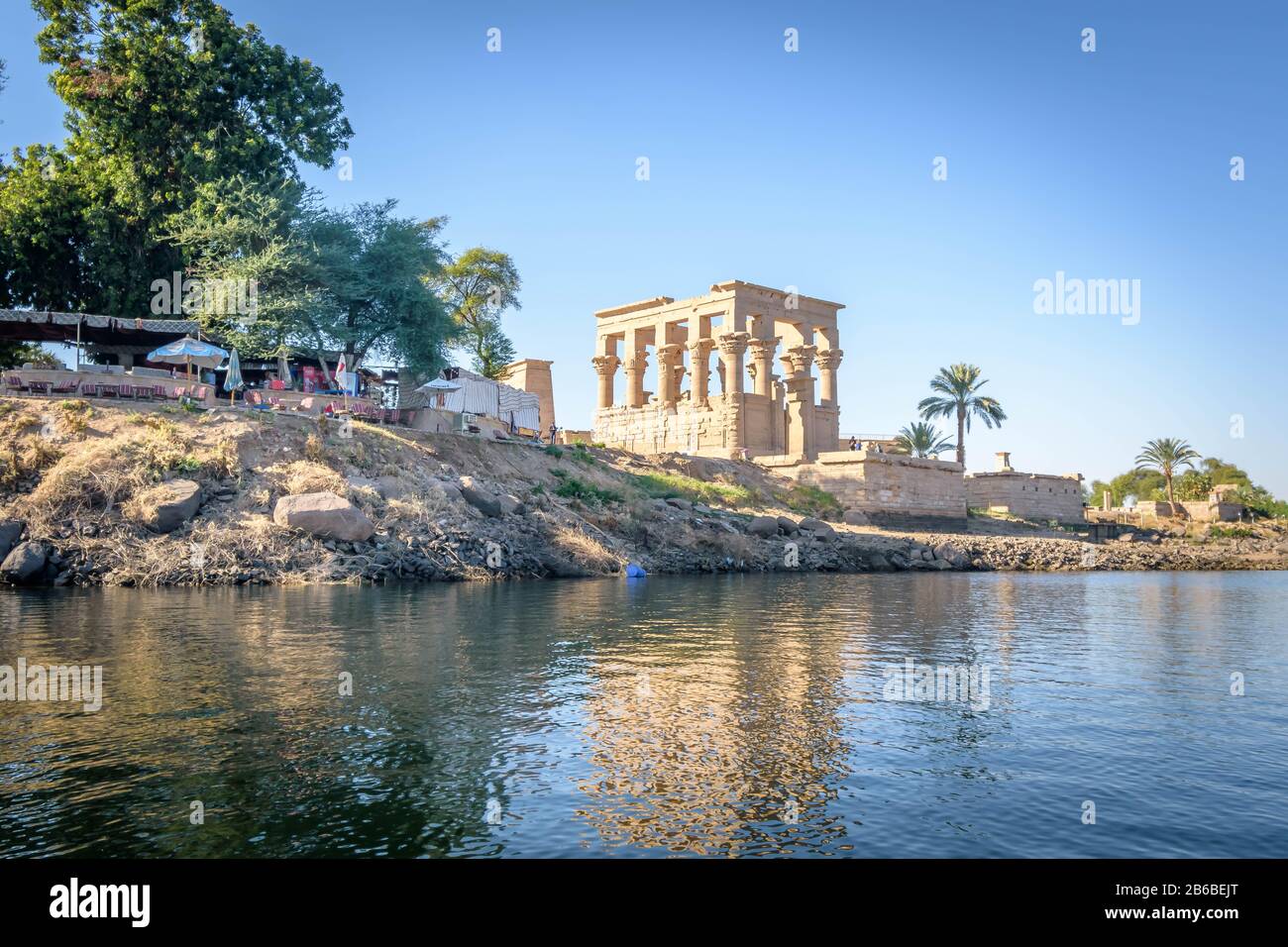 Horizon du Temple égyptien et réflexion dans le Nil Banque D'Images