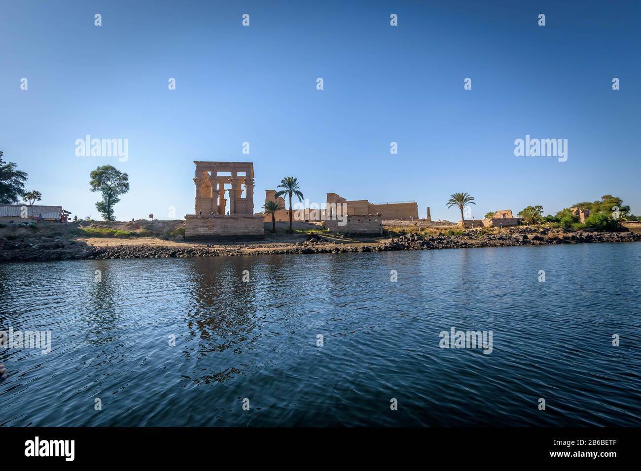 Horizon du Temple égyptien et réflexion dans le Nil Banque D'Images