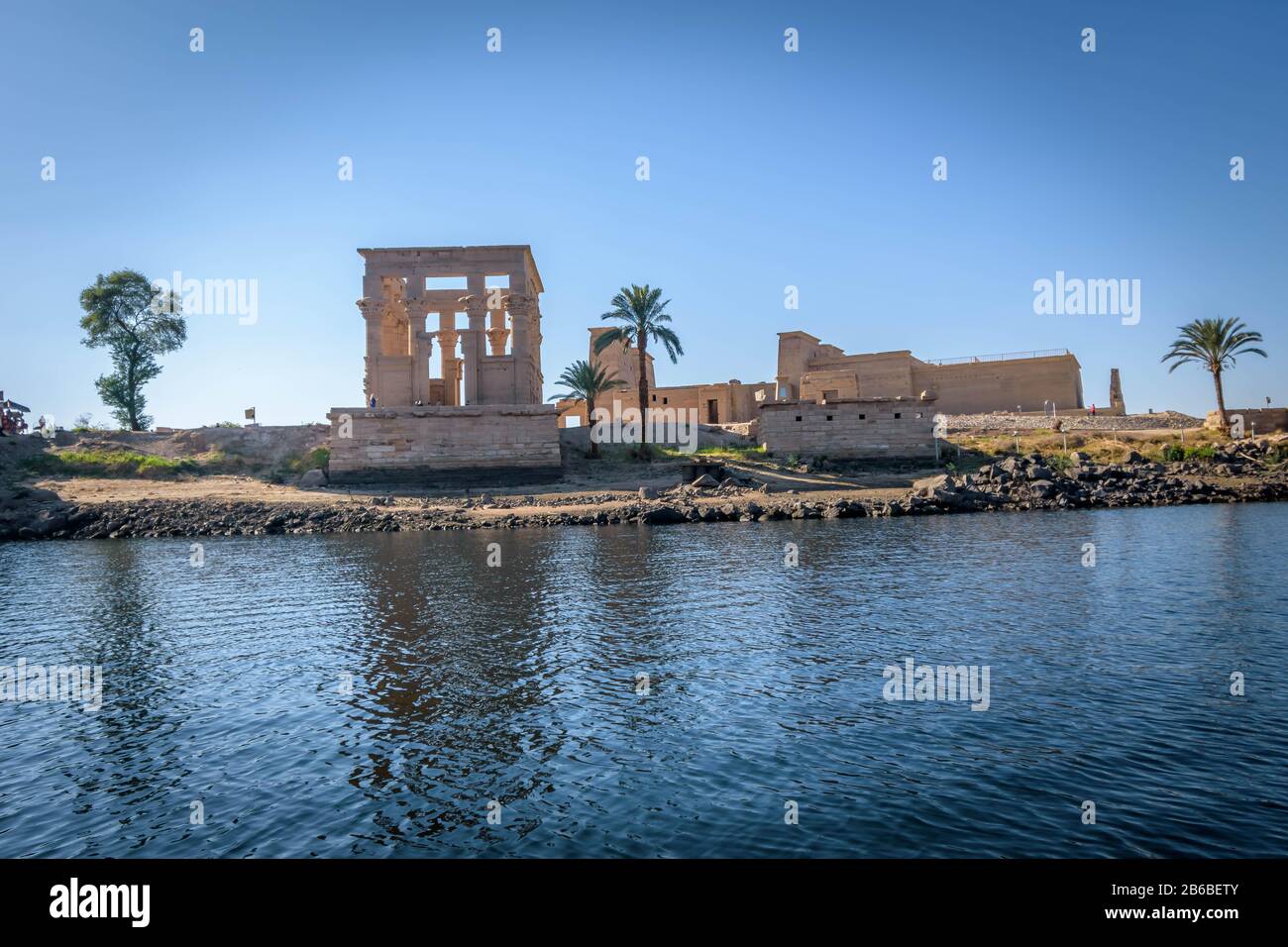 Horizon du Temple égyptien et réflexion dans le Nil Banque D'Images
