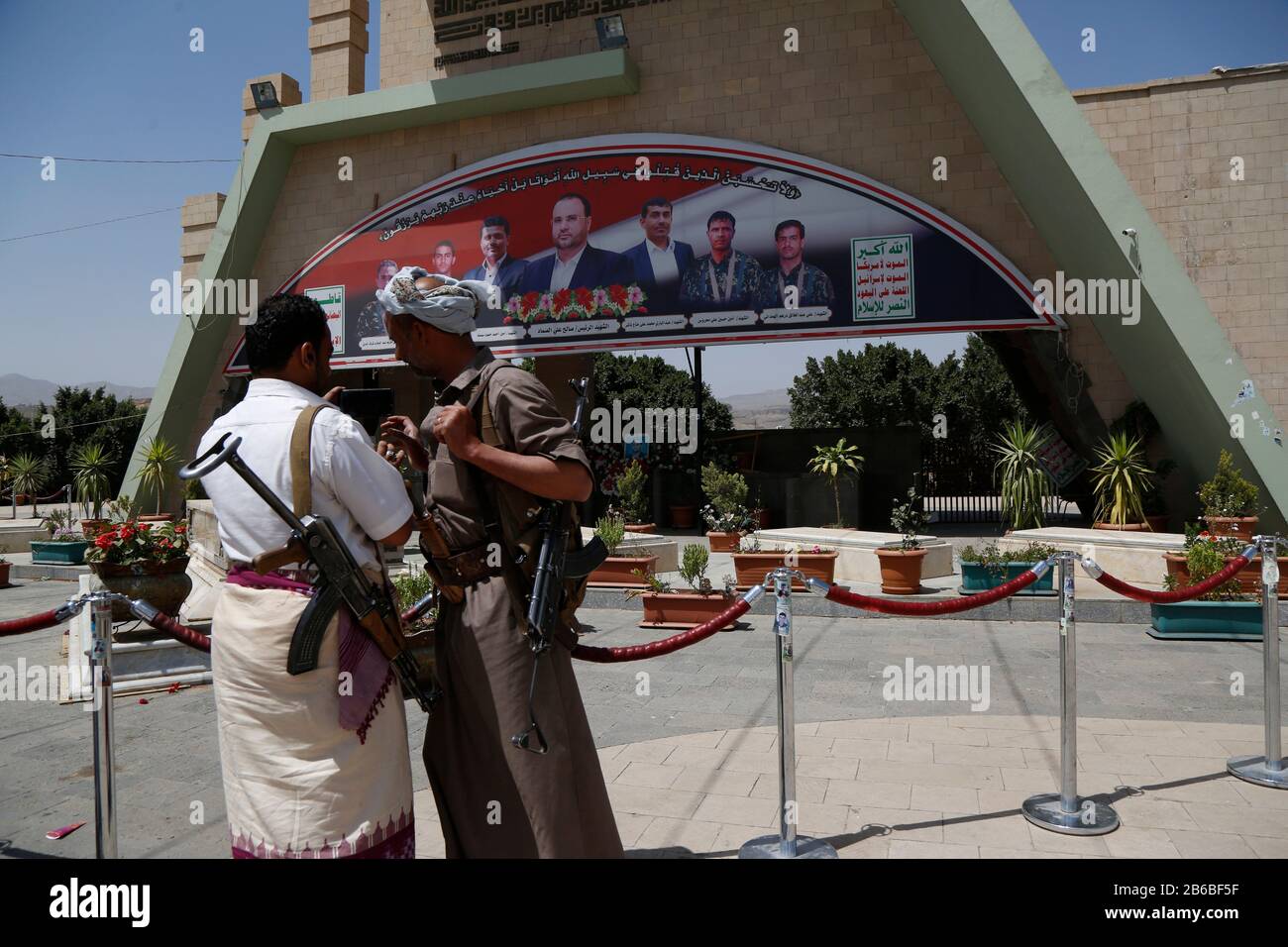 Sana'a, Yémen. 10 mars 2020. Les combattants du mouvement houthi sont vus dans une rue. Crédit: Mohammed Hamoud/Alay Live News Banque D'Images