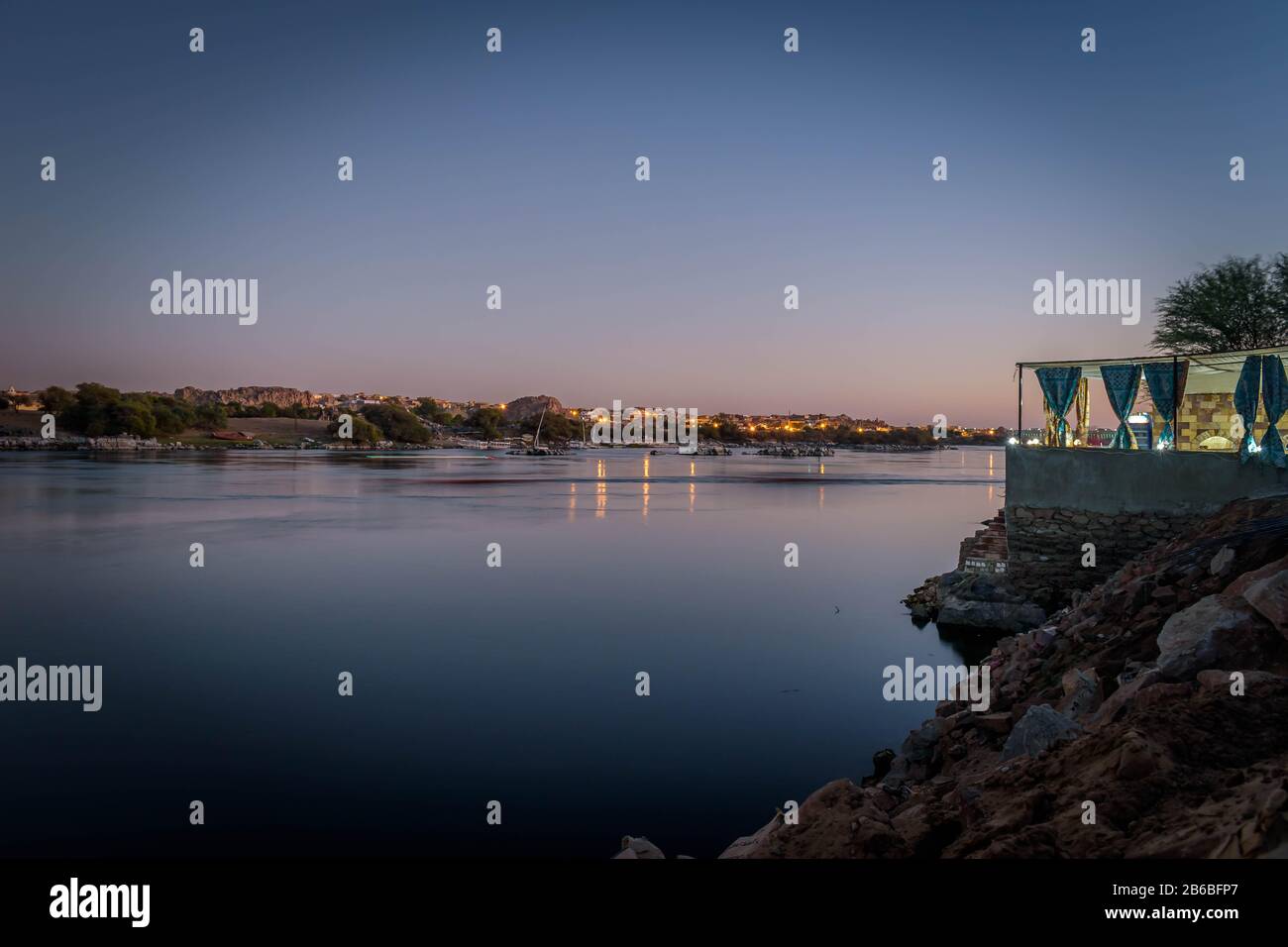 Vue de nuit sur le Nil à Assouan, Egypte Banque D'Images