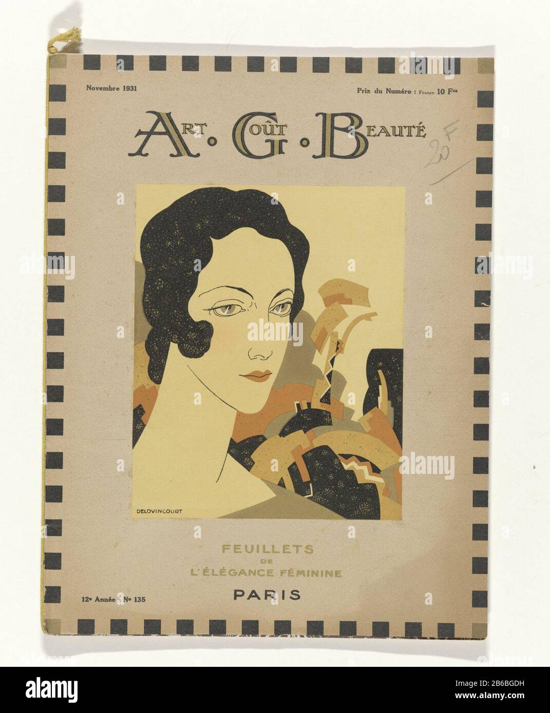 Couverture du magazine de mode Art Gout--Beauté (1920-1933), novembre 1931, no 135. Image de la tête d'une femme, Où: Derrière un motief géométrique. Fabricant : à concevoir: Delovincourt (bâtiment classé) printmaker: Éditeur anonyme Charles Goy (bâtiment inscrit) Date: 1931 Caractéristiques physiques: Lithographie, gabarits et couleur des mains , brosse en or: Technique du papier: Pochoeur / couleur des mains / lithographie (technique) / dimensions des brosses: Feuille: H 315 mm × W 240 mm Objet: plaques de mode où : 1931 - 1931 Banque D'Images