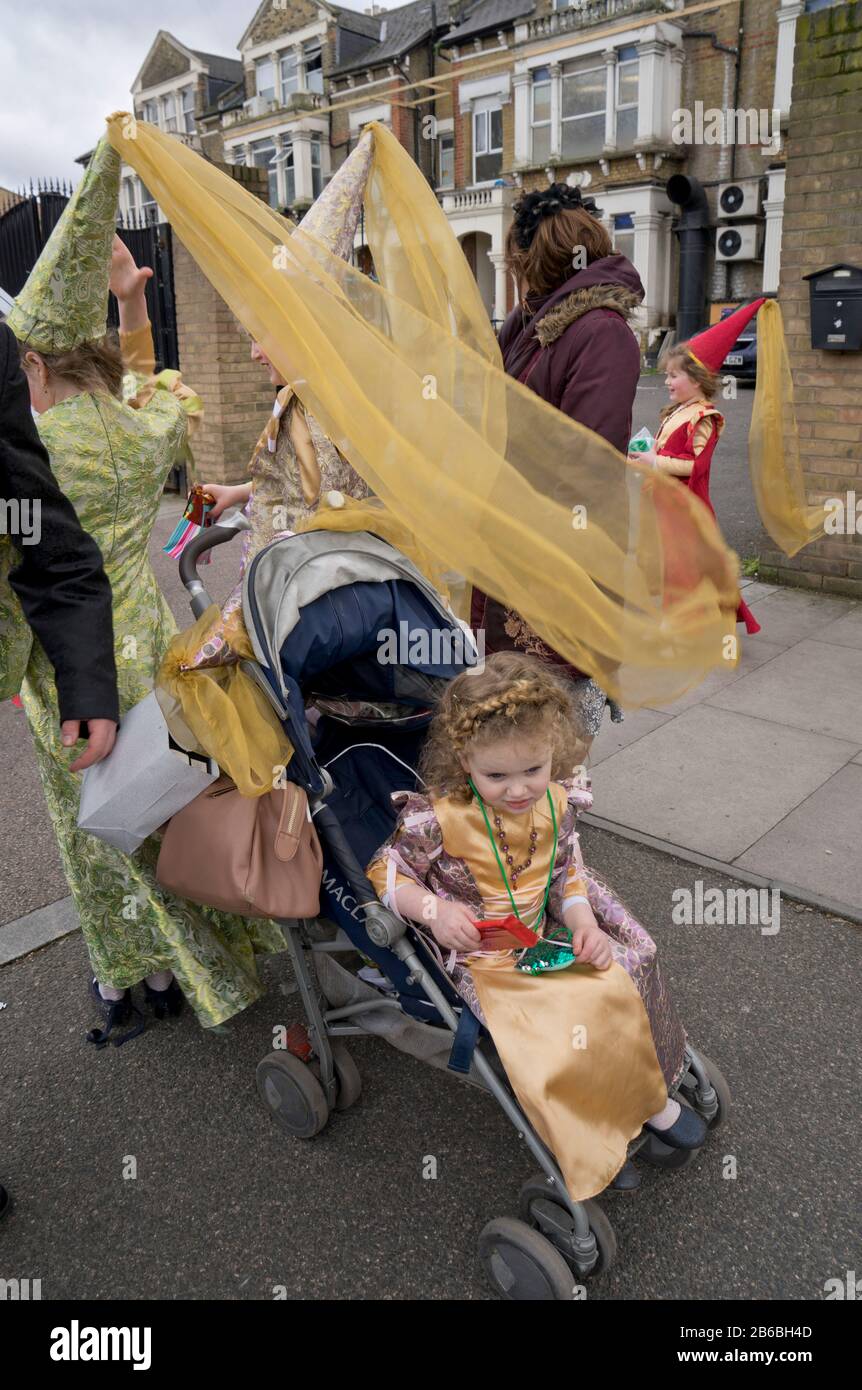 Célébrations juives de Purim à Stamford Hill. Les enfants et les adultes célèbrent le port de costumes, la danse et l'échange de cadeaux dans la communauté. Londres, E Banque D'Images