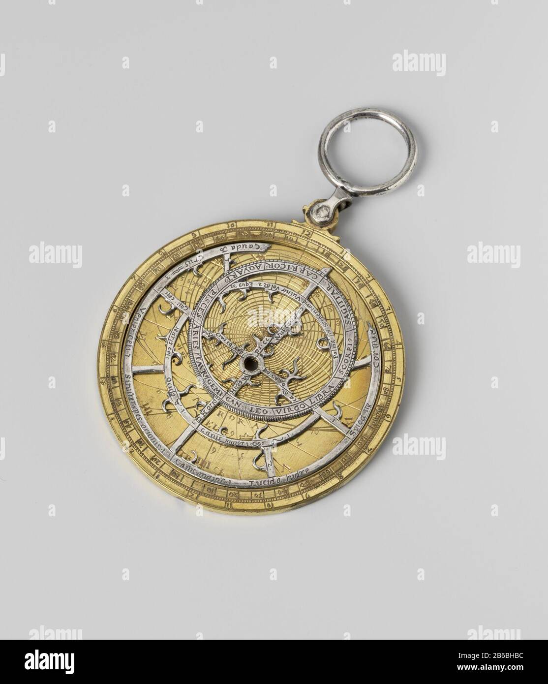 Astrolabe fait par ou ayant appartenu à Zacharias Janssen instrument van verschillende metalen voor graademetant gevormd zoals een groot plat rond horloge. Met l'inscription 'ZACHARIAS JANSEN MIDELBURG ANNO 1636'. Limbus: Indeling dans 2 x 1-12 uren 0-90-0-90 graden. Index zonder gradenindeling. Rete: Ecliptica met de namen tekens van de dierenriem. Daarbinnen, met naame en teken, 15 vaste strren en daarbuiten 20 vaste strren. Timpaan: Twee schijven voor poolhoogten 49 en 52 graden, 46 en 55 graden. Noord-zuidmeridaan, horizon rectus, kreeftskeerkring, evenaar, steenbokskeerkring, horizon ob Banque D'Images