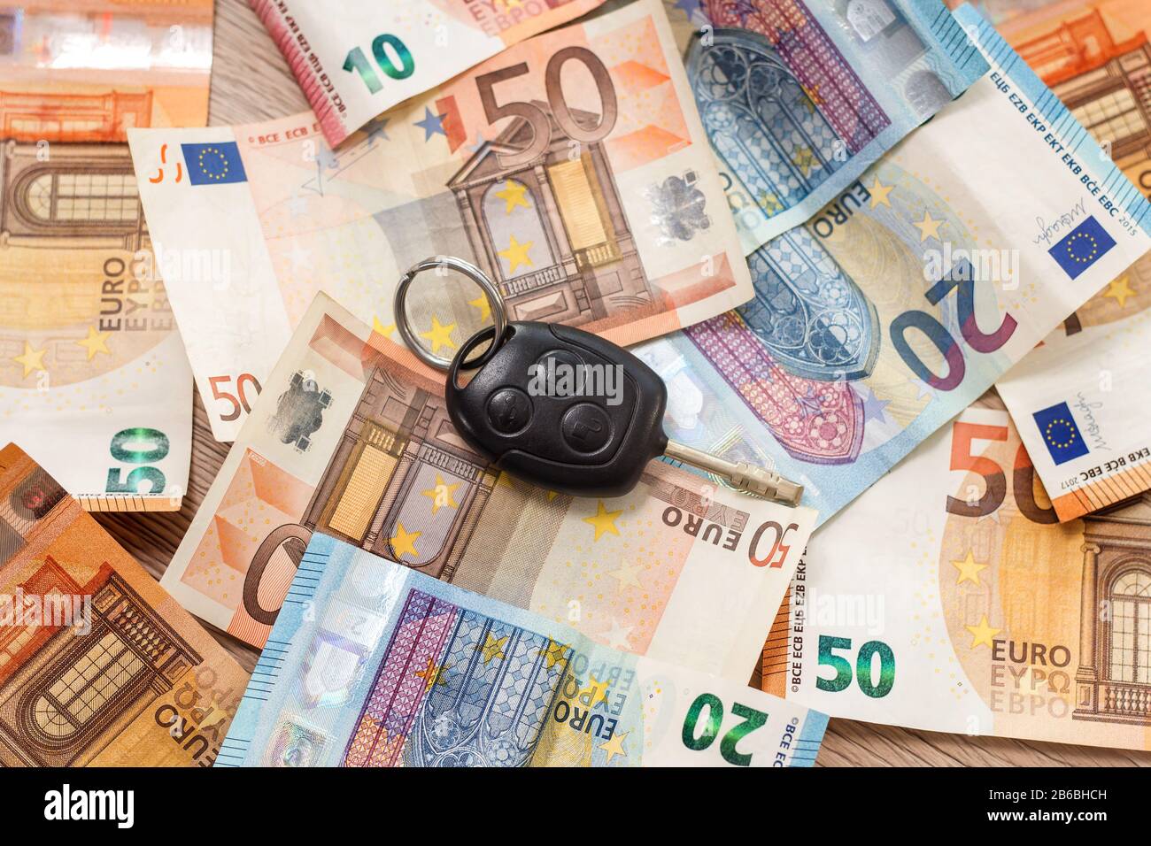 Les clés de voiture se trouvent sur les billets de 20 et 50 euros. Banque D'Images