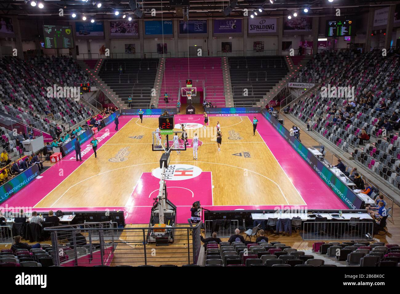 Bonn, Allemagne. 10 mars 2020. Telekom Dome, Basketball, FIBA Champions  League, Telekom Baskets Bonn vs AEK Athènes: Le jeu aura lieu sans audience  en raison du décret du Ministère de l'intérieur NRW.