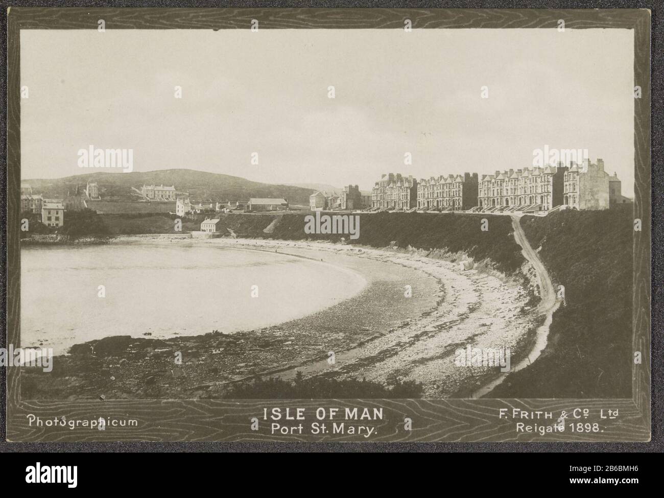 Baie avec maisons à Port Saint Mary sur l'île de Man Isle of Man Port St Mary (titre objet) la photo appartient à une série de 28 cartes postales distinctes de l'Angleterre, de la Norvège, de l'Italie, de l'Allemagne et du Tyrol (photos RP-F F00945-1 t / m RP-F F00945-28) . Fabricant : Photographe : Frith & Co. (Propriété Cotée) Lieu de fabrication: Port Saint Mary Dating: 1870 - caractéristiques ou 1898 physique: Gélatine argent imprimé matériel: Papier technique: Gélatine argent imprimer Dimensions: Carte: H 98 mm × W 145 mm Sujet: Voyage; tourisme golfe, baie (+ paysage avec chiffres, étalage) Où: Port Saint Marie Banque D'Images