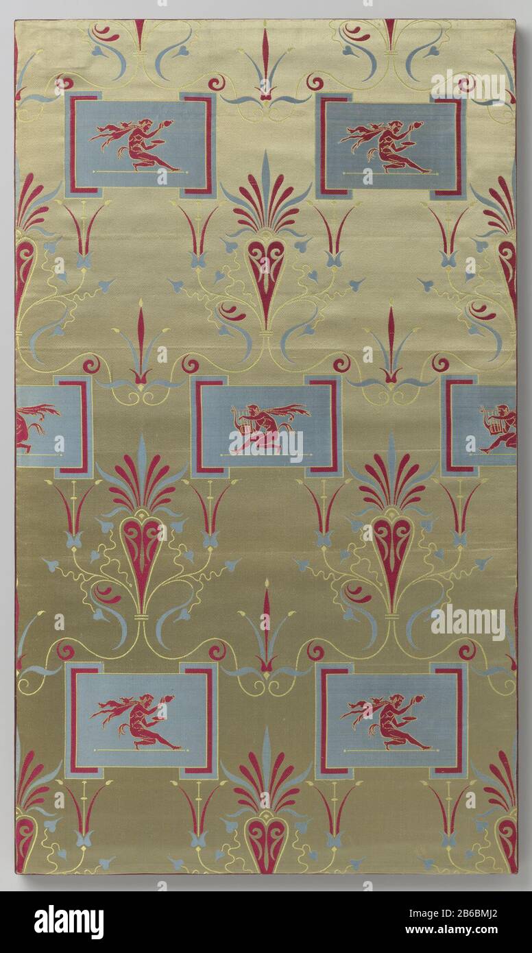 Côté Web avec conception de point-donner et de treuil jouant satyrs Baan zijde met dessin op crème fond van à rijen springende blauwe plaquettes met een rood en geel binnenkader. Daarbinnen zijn in rijen, om en om en van richting afwisselend, in rood een satyr weergepaire die wijn schenkt in een wijnschaal en een satyr die op een lier speelt. Le tussen de plaquettes est op het fond een pseudo-Etruskisch ornement weergegeven dans rood, blauw en geel. Commentaar: Het dessin est verwant aan elementen uit Dugourc's Etruskische decoratieve schema voor het Spaanse hof, in het bijzonder de zijden stoffen, u Banque D'Images