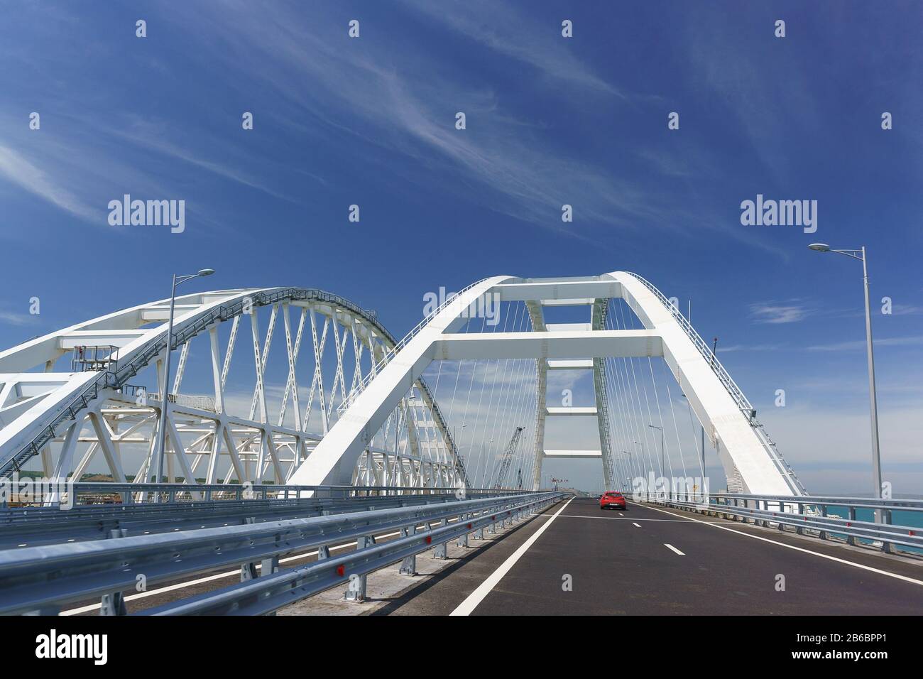Les voitures passent sur le pont automobile de Crimée reliant les rives du détroit de Kerch : Taman et Kerch Banque D'Images