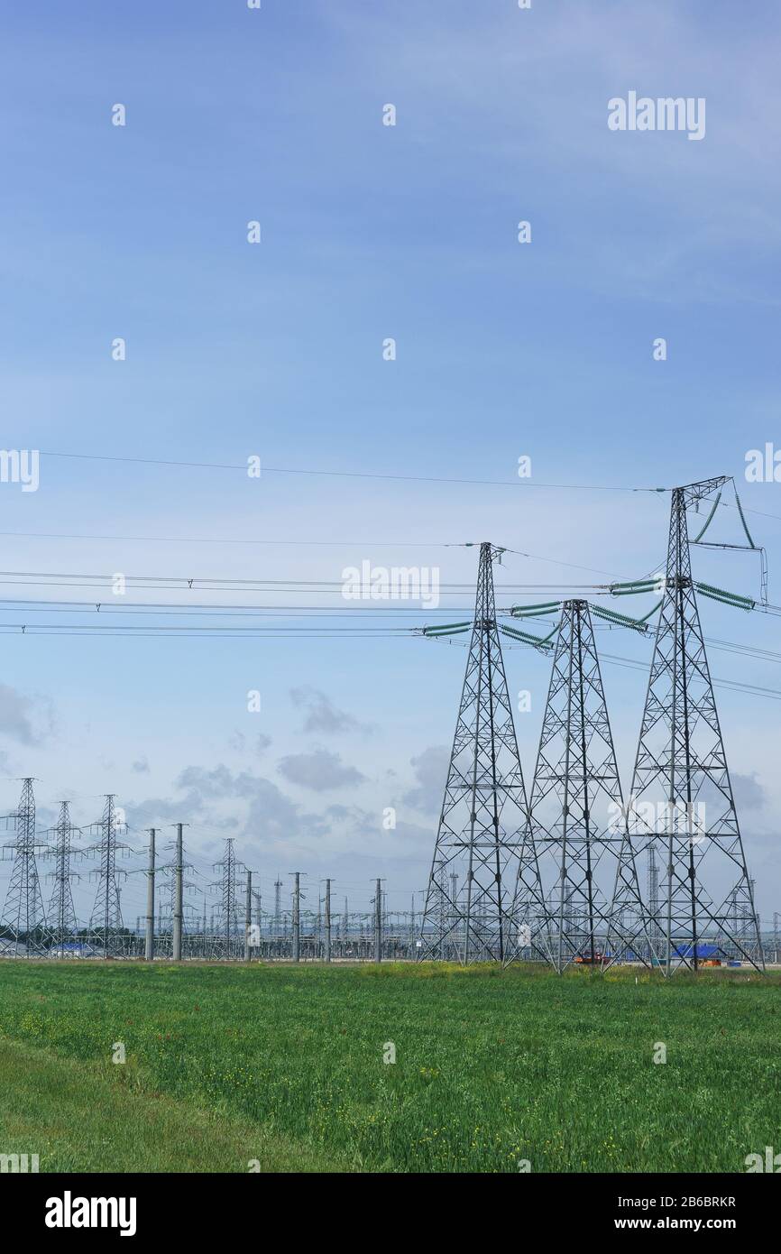 La ligne de transmission de l'énergie prend en charge et la sous-station de transformation de la péninsule de Taman pour fournir de l'électricité à l'infrastructure du pont de Crimée. Vertical f Banque D'Images