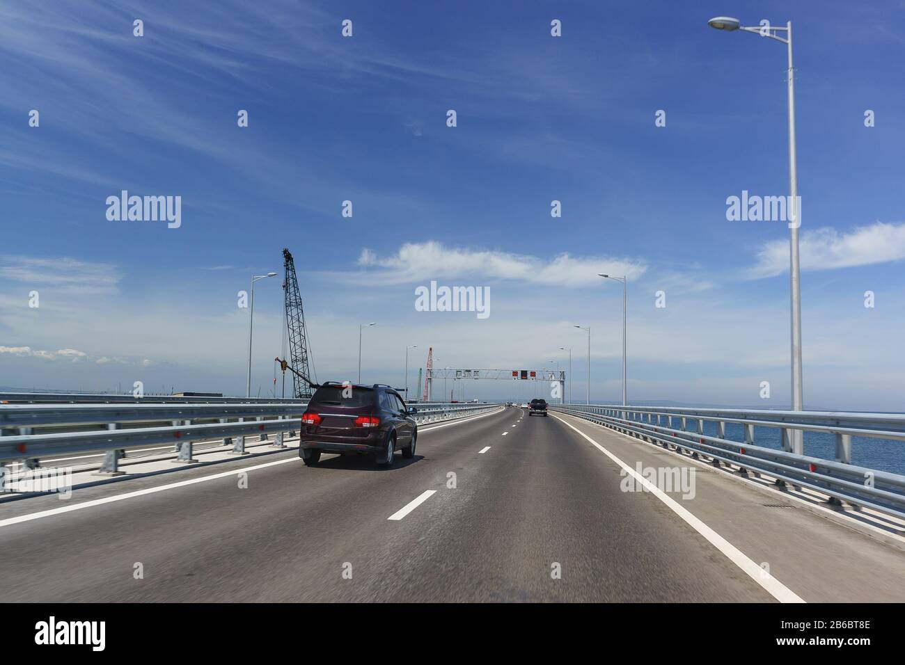 Voitures en voiture sur le Tuzla Spit sur la péninsule de Taman. Pont de Crimée. Mai 2018 Banque D'Images