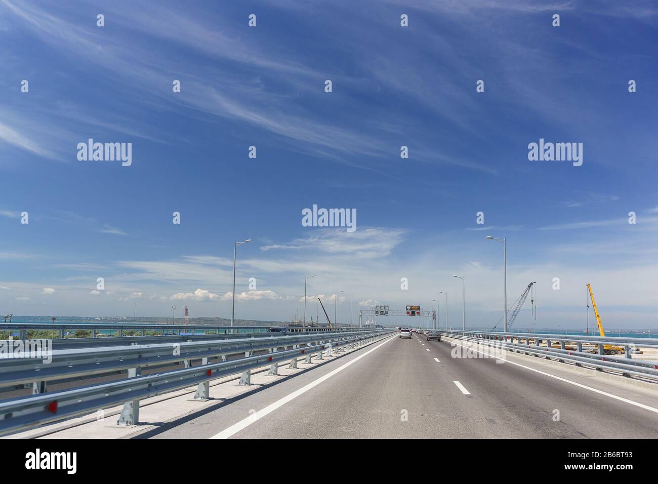 Les voitures passent sur le pont de Crimée le jour du soleil. Sur la gauche se trouve la construction d'un pont ferroviaire. Mai 2018 Banque D'Images