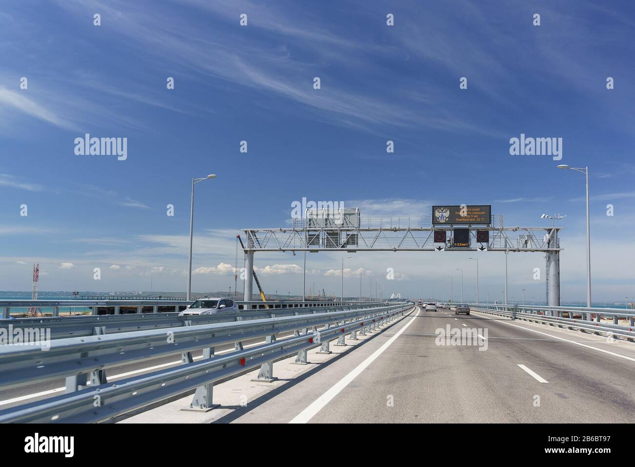 Pont de Crimée. Sur le tableau de bord l'inscription en russe ' la route est sèche, la visibilité est bonne, le vent est de 5 m/ s, la température est de 20 degrés Banque D'Images