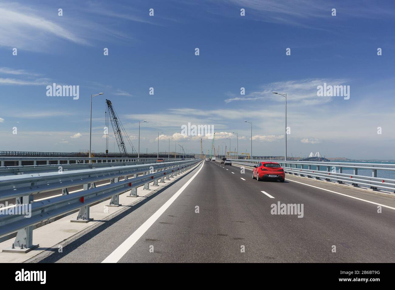 Les voitures passent sur le pont de Crimée en direction de la ville de Kerch. Journée ensoleillée. Mai 2018 Banque D'Images