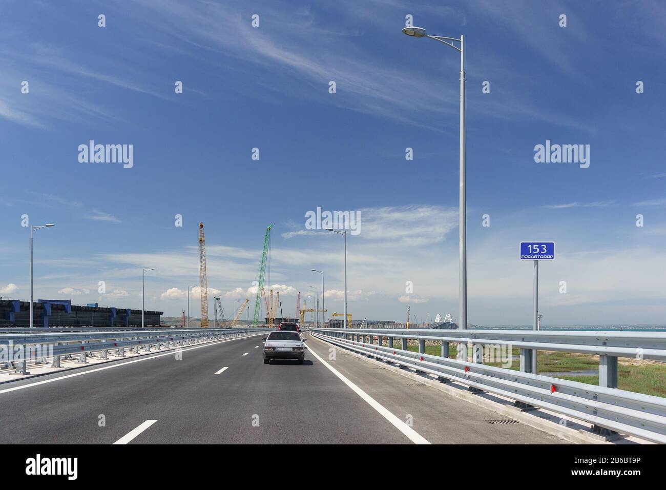 Un pointeur vers le pont de Crimée 153 km de l'Agence routière fédérale. Les voitures vont vers la ville de Kerch. Journée ensoleillée en mai 2018 Banque D'Images