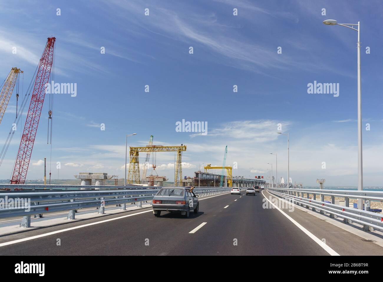 Le passager de la voiture photographiant le passage sur le pont du Golden gate. Journée ensoleillée en mai 2018 Banque D'Images