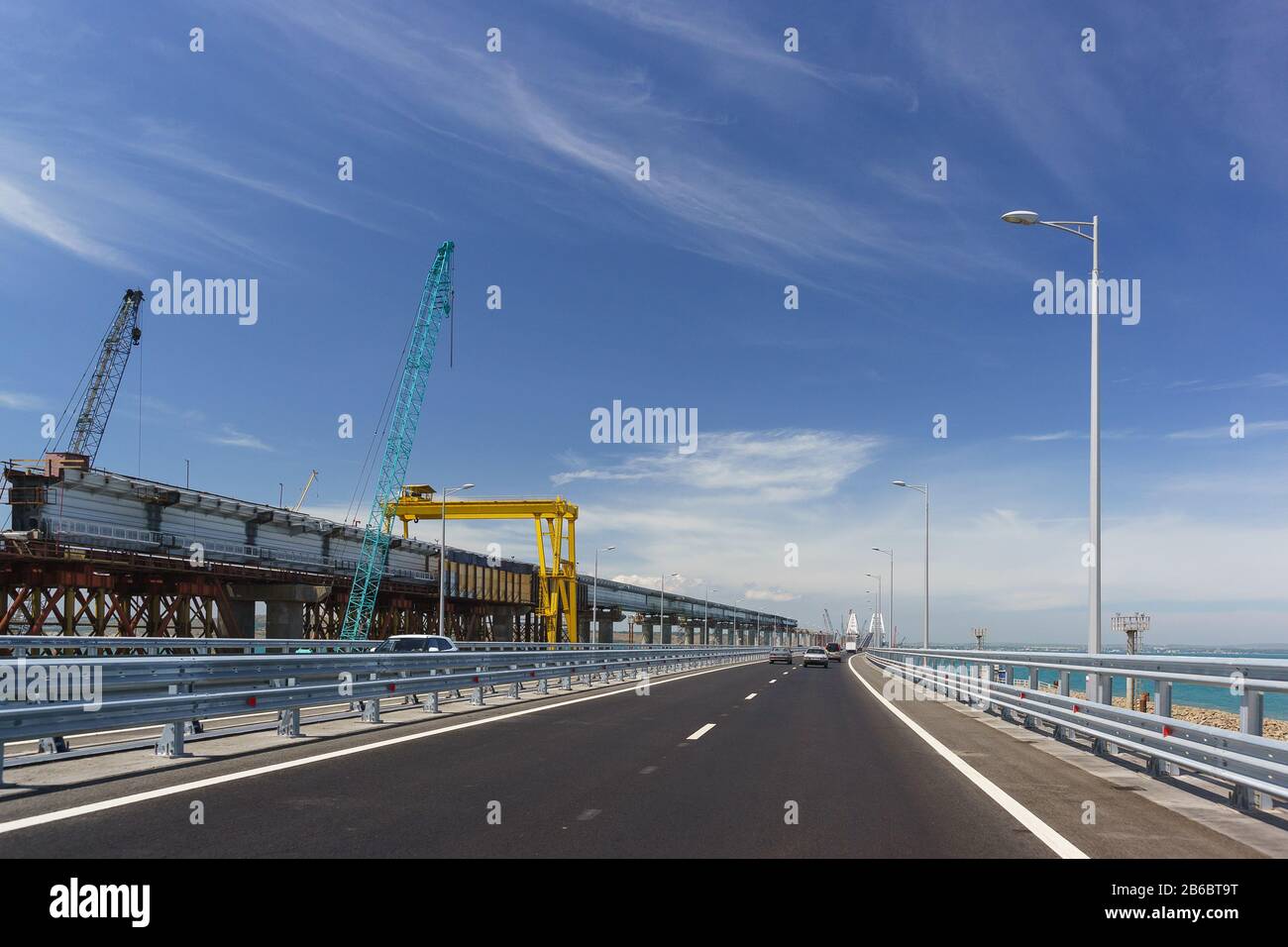 Pont de Crimée en mai 2018. Sur la gauche se trouve la construction du passage supérieur du pont ferroviaire. Journée ensoleillée Banque D'Images