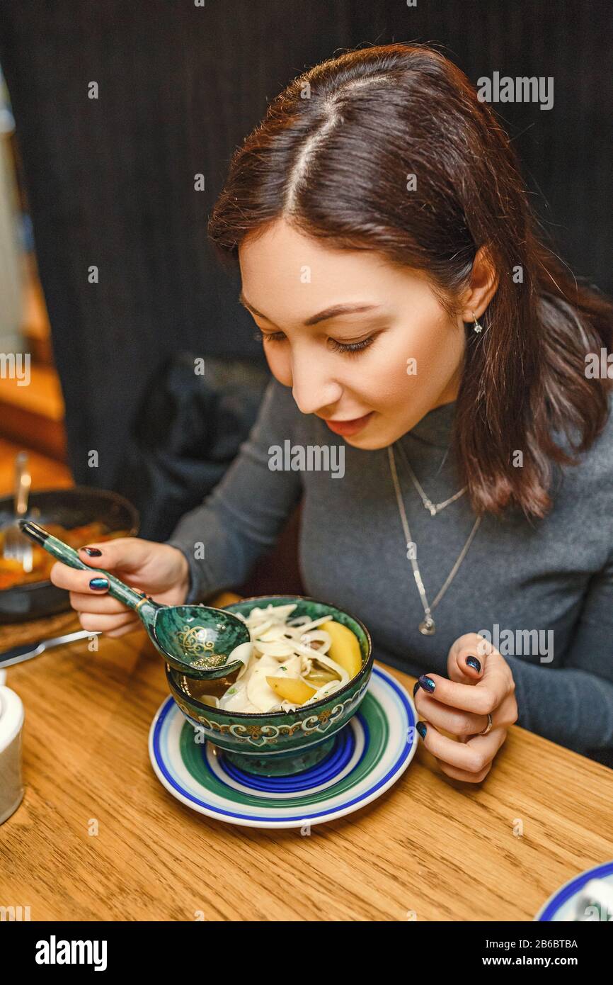Femme mangeant une soupe de cuisine locale traditionnelle asiatique au restaurant Banque D'Images