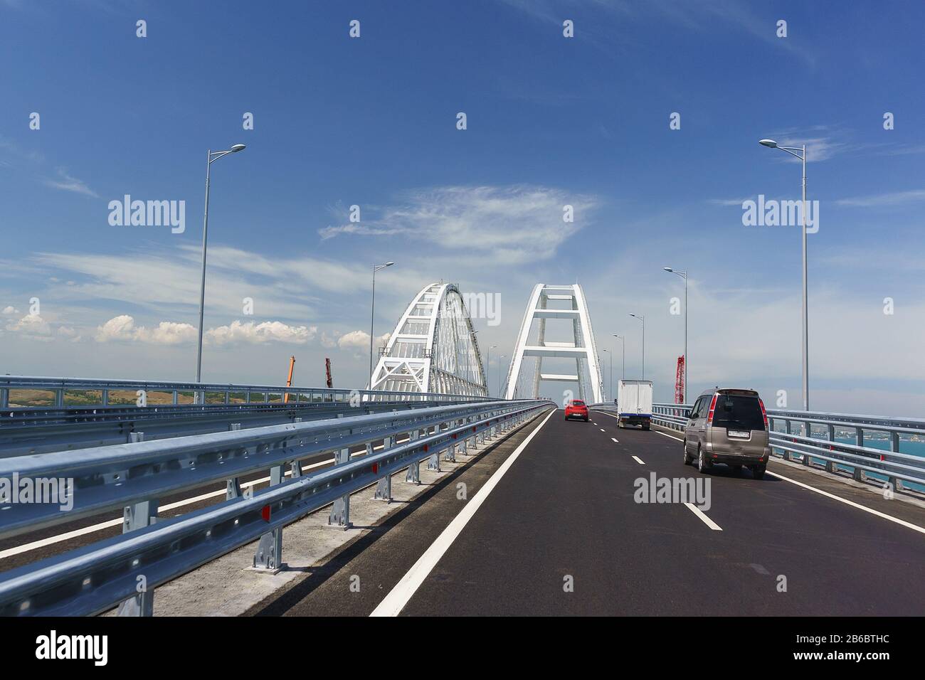 Des voitures sur le pont Crimean conduisent jusqu'aux arches en métal blanc au-dessus du fairway. Journée ensoleillée en mai 2018 Banque D'Images