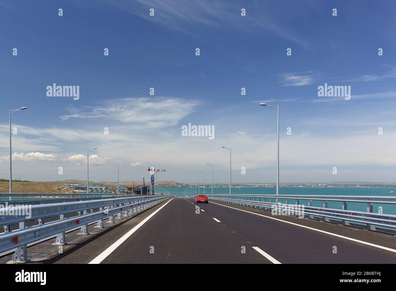 Les voitures passent sur le pont de Crimée en traversant le détroit de Kerch. Journée ensoleillée en mai 2018 Banque D'Images
