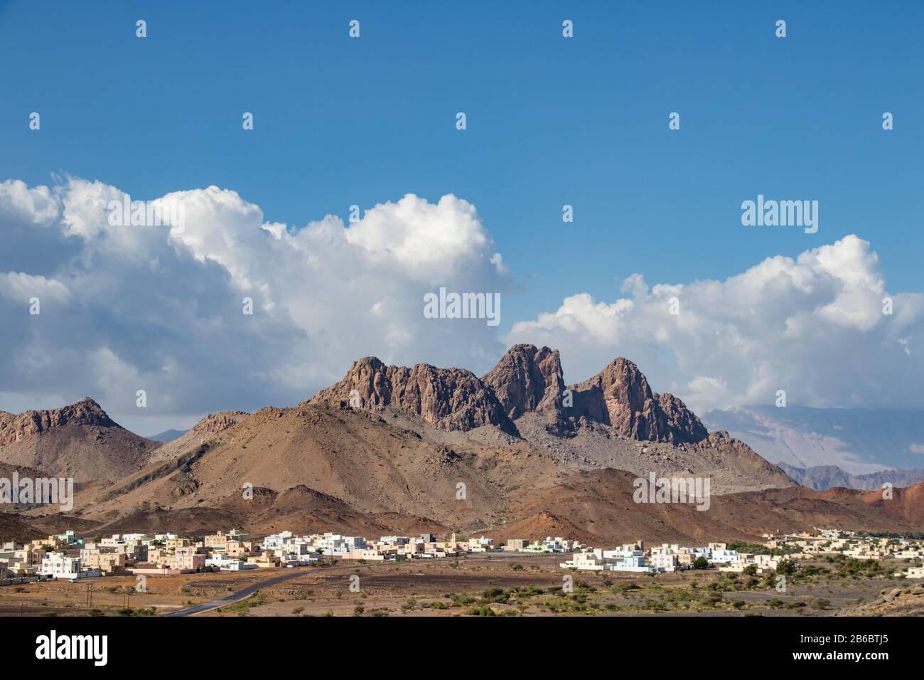 Vue sur les montagnes autour de la grotte d'Al Huta près de Nizwa en Oman Banque D'Images