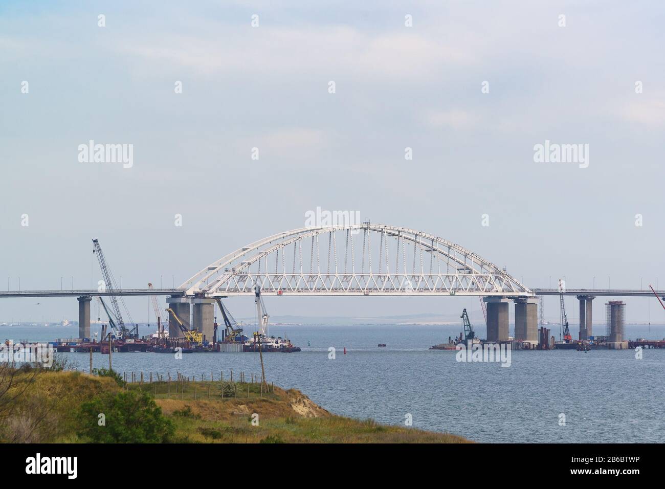 Portée de voûte du pont de Crimée sur le fairway pour le passage des navires. Jour nuageux Banque D'Images