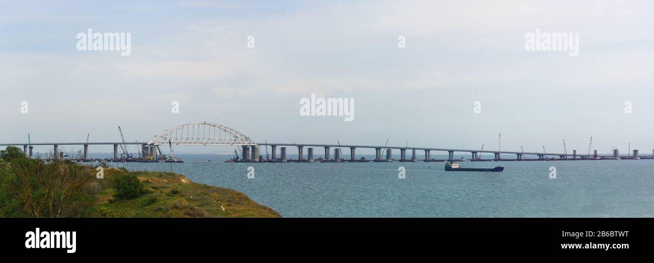 Vue panoramique de la côte du Kerch au pont de Crimée reliant la péninsule de Crimée et la région de Krasnodar. Jour de printemps Banque D'Images