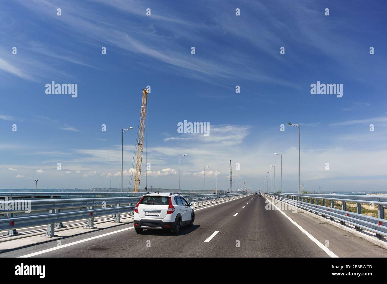 Voitures en voiture sur le Tuzla Spit sur la péninsule de Taman. Pont de Crimée sur un Sunny day. Sur la gauche se trouve la construction d'un pont ferroviaire. Mai 2018 Banque D'Images