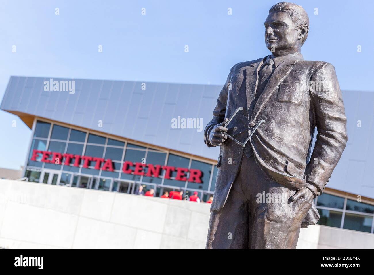 8 mars 2020 : une statue de bronze du juge Roy Hofheinz est admirée par les fans avant le match de basket-ball de la NCAA entre les Tigers de Memphis et les Cougars de Houston au Fertitta Center à Houston, Texas. Houston a vaincu Memphis 64-57. Prentice C. James/CSM Banque D'Images