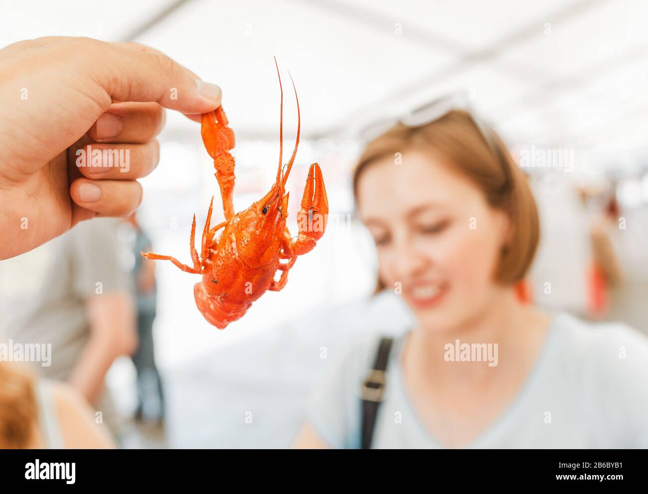 Jeune femme mangeant de délicieux écrevisses bouillies rouges ou du homard de la rivière à ramper. Cuisine locale et concept de fruits de mer Banque D'Images