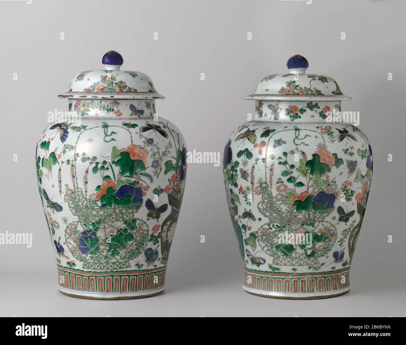 Vase balustre avec couverture avec paniers de fleurs, branches de fleurs et insectes Balustervormige dekselpot van porseléine, beschilderd op het glaruur en blauw, rood, groen, geel, aubergine, zwart en goud. Op de buik viermaal een bloemenmand a rencontré onder et aster, pioen, prunus, blauwe regen, lotus, chrysant en iris. Eén mand a rencontré shishi en ruyi-motieven en ééén mand a rencontré des huanges feng en Karakters chinois. Tussen de manden losse bloemtaken en insecten. Boven de voet een band met gestilerde bladmotieven. Le groupe op de schouder een met arceerwerk. De nek met bloemtaken en vlinders. Een barst à de rand van Banque D'Images