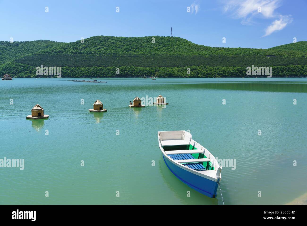 Petit bateau à ramer bleu / tendre, avec le nom de 'Free Spirit' Photo  Stock - Alamy